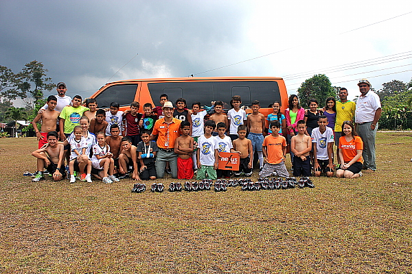 La Fondation Sunwing offre de nouvelles chaussures de soccer à Bijagua, au Costa Rica