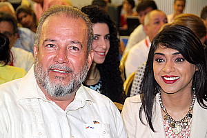 Manuel Marrero Cruz, ministre du tourisme de Cuba, en compagnie de Bardish Chagger, ministre de la petite entreprise et du tourisme du Canada.