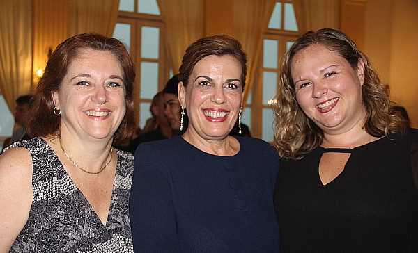 Nathalie Thériault (dir. produits Transat), Carmen Casal (directrice de l'office de tourisme de Cuba à Montréal) et Hanen Djebari Sequeiros (acheteuse produits Transat) Nathalie Thériault (dir. produits Transat), Carmen Casal (directrice de l'office de tourisme de Cuba à Montréal) et Hanen Djebari Sequeiros (acheteuse produits Transat)