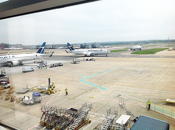 Trois Boeing 767-300ER de Westjet aperçus à l'aéroport Londres-Gatwick lors du lancement des nouveaux services transatlantiques du transporteur le 7 mai 2016 Trois Boeing 767-300ER de Westjet aperçus à l'aéroport Londres-Gatwick lors du lancement des nouveaux services transatlantiques du transporteur le 7 mai 2016
