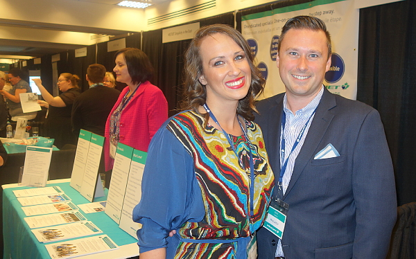 Vanessa Sevigny (ventes de groupe à Calgary) et Christian Roussin représentant des ventes - agences au Québec de Westjet. Vanessa Sevigny (ventes de groupe à Calgary) et Christian Roussin représentant des ventes - agences au Québec de Westjet.