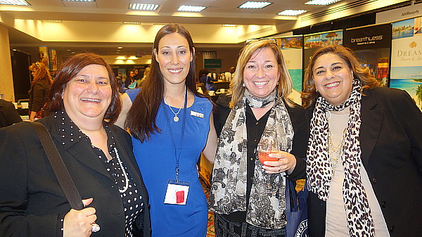 Zeina Gedeon , Diane Lattavo et Nathalie Tanious de TravelBrands entourent Krystal Langenberg (en bleu) de Atlantis Paradise Island Zeina Gedeon , Diane Lattavo et Nathalie Tanious de TravelBrands entourent Krystal Langenberg (en bleu) de Atlantis Paradise Island