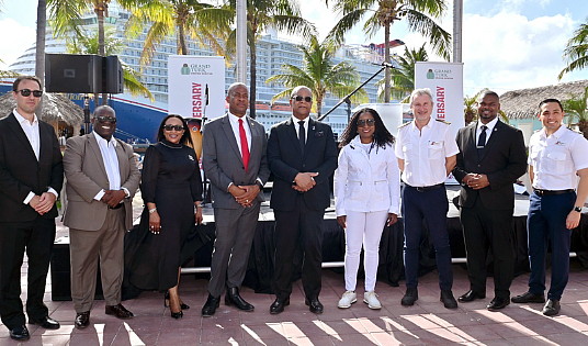 L’honorable Premier ministre Charles Misick, les membres du cabinet et les dirigeants de Carnival se joignent à la célébration du 20e anniversaire. Photo par Carnival