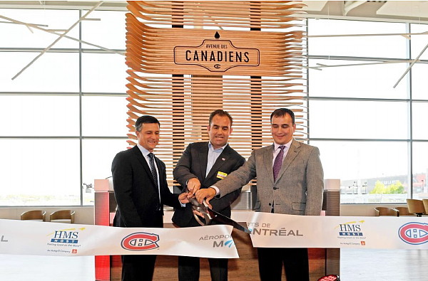 Coupant le ruban, de gauche à droite: Charles A Gratton, vice-président, services immobiliers et commerciaux, Aéroports de Montréal; le président et chef de la direction du Club de hockey Canadien, Geoff Molson; le vice-président du développement des affaires chez HMSHost, Stephen Douglas. Crédit photo: CHC photo Coupant le ruban, de gauche à droite: Charles A Gratton, vice-président, services immobiliers et commerciaux, Aéroports de Montréal; le président et chef de la direction du Club de hockey Canadien, Geoff Molson; le vice-président du développement des affaires chez HMSHost, Stephen Douglas. Crédit photo: CHC photo