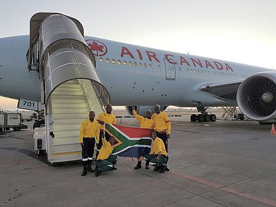 Air Canada transporte au départ de Johannesburg, en Afrique du Sud, 300 pompiers qui aideront à combattre les feux de forêt en Alberta Air Canada transporte au départ de Johannesburg, en Afrique du Sud, 300 pompiers qui aideront à combattre les feux de forêt en Alberta