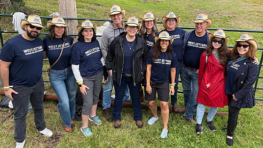 WestJetters faisant du bénévolat dans une ferme