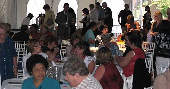 Des brochures et des brochettes au barbecue estival de Vacances Sunquest  Des brochures et des brochettes au barbecue estival de Vacances Sunquest