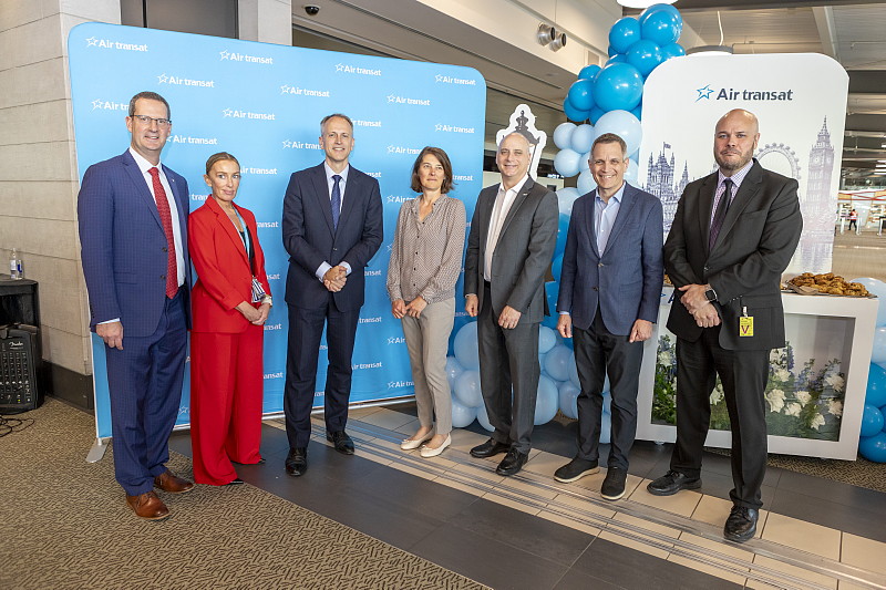 De gauche à droite : Howard Liebman, vice-président des relations gouvernementales chez Transat, Judith Macdonald, cheffe régionale Ontario chez Air Transat, Robert Tinline, Haut-Commissaire du Royaume-Uni au Canada, Marina Grenier, Directrice développement programme chez Transat, Joel Tkach, vice-président, expansion commerciale et marketing à l’Administration de l'aéroport international d’Ottawa, Mark Sutcliffe, Maire de la ville d’Ottawa et Michael Crockatt, Président et chef de la direction, Tourisme Ottawa.