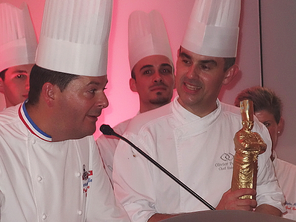 Le chef Chrisophe Muller remet un Bocuse d'or à Olivier Perret, chef du restaurant le Renoir à l'hôtel Sofitel de Montréal.