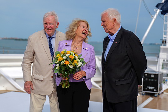 Le président exécutif Torstein Hagen avec Rebecca « Becky » Webb Wilson, marraine du Viking Mira, et son mari Spence Wilson .