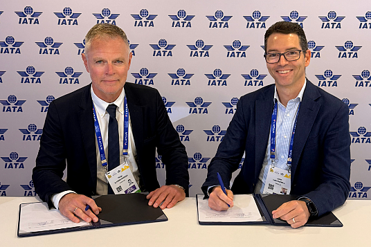 John Weatherill, vice-président directeur et chef des affaires commerciales de WestJet, et Helgi Már Björgvinsson, responsable des partenariats aériens et des relations internationales chez Icelandair, signent une entente de partage de codes réciproque lors de l’assemblée générale (AGA) de l’IATA 2026.