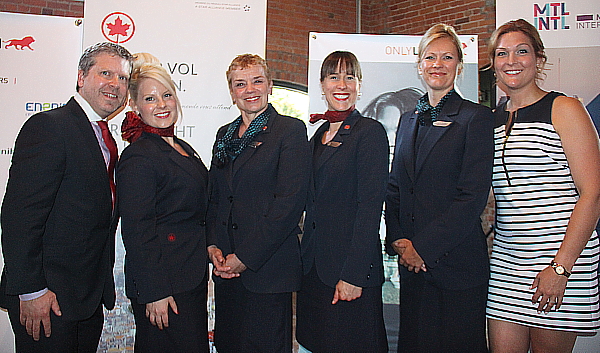 L'équipe d'Air Canada, en compagnie d'une partie de l'équipage du vol inaugural de ce soir.