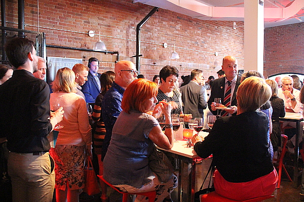 Les hôtes de la soirée attendaient près de 400 personnes. Les hôtes de la soirée attendaient près de 400 personnes.