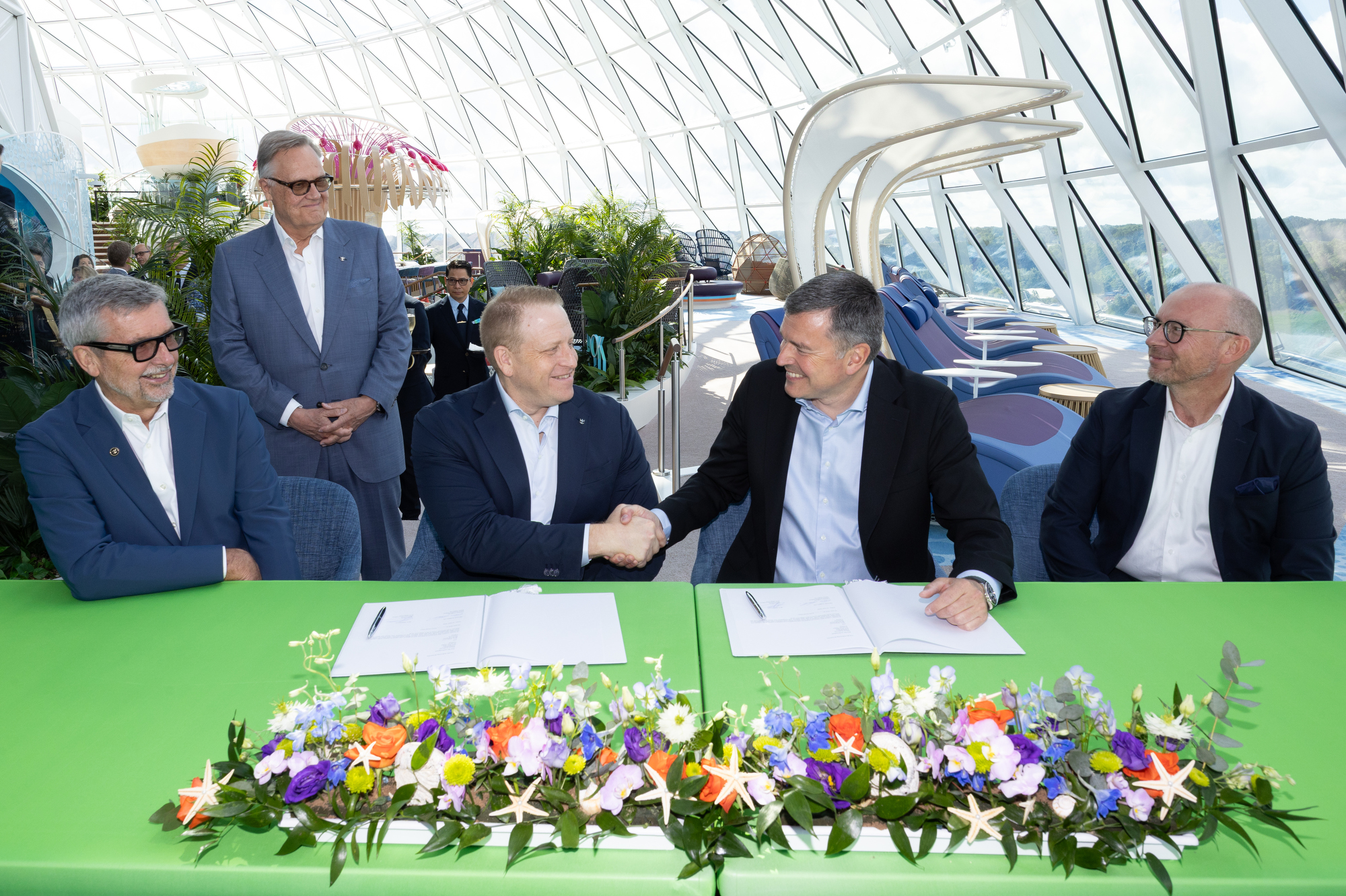 Legend of the Seas de Royal Caribbean a officiellement rejoint la gamme révolutionnaire de la marque de vacances avec une célébration de livraison au chantier naval Meyer Turku à Turku, Finlande, aux côtés du président et directeur général de Royal Caribbean Michael Bayley ; Jason Liberty, président et PDG du Royal Caribbean Group ; EVP de la division maritime et de la construction neuve, Harri Kulovaara, Royal Caribbean Group ; Le PDG de Meyer Turku, Casimir Lindholm, et le directeur général adjoint Ville Saksi. Les nouvelles vacances sont désormais prêtes pour leurs débuts le 4 juillet avec des vacances de 7 nuits en Méditerranée occidentale avant de partir pour Fort Lauderdale, en Floride, en novembre 2026.