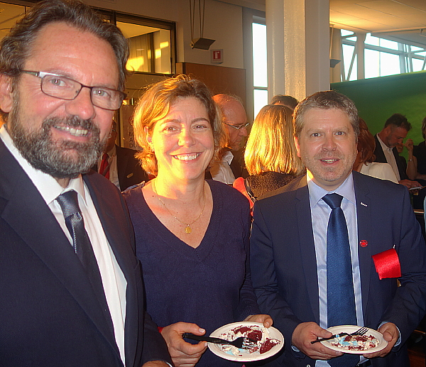 Le député français et ex secrétaire d'État au Tourisme Frédéric Lefebvre passait par là et tenait à Saluer Armelle Tardy-Joubert, directrice Canada d'Atout France ici en compagnie de François Choquette d'Air Canada . Le député français et ex secrétaire d'État au Tourisme Frédéric Lefebvre passait par là et tenait à Saluer Armelle Tardy-Joubert, directrice Canada d'Atout France ici en compagnie de François Choquette d'Air Canada .
