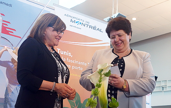 Échange de cadeaux entre Christiane Beaulieu vice-présidente aux affaires publiques d'Aéroports de Montréal et Sarra Rejeb, PDG de Tunisair.