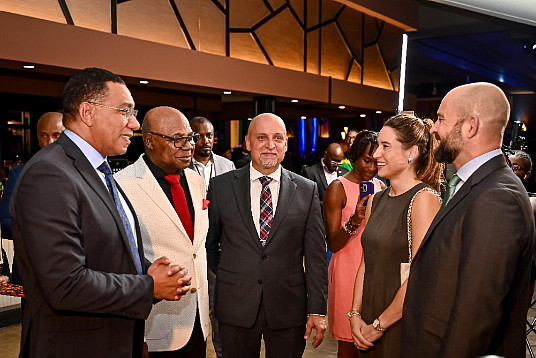De gauche à droite : Andrew Holness, Premier ministre de la Jamaïque ; Edmund Bartlett, ministre du Tourisme de la Jamaïque ; Frank Sondern, directeur des opérations de RIU en Jamaïque ; Naomi Riu, directrice des finances et de la durabilité ; et Joan Trian Riu, directeur exécutif.