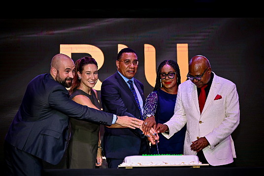 La cérémonie officielle s'est clôturée par la découpe d'un gâteau arborant le logo du 25e anniversaire. De gauche à droite : Joan Trian Riu, directeur exécutif ; Naomi Riu, directrice des finances et de la durabilité ; Andrew Holness, Premier ministre de la Jamaïque ; Andrea Purkiss, représentant le parti de l'opposition ; et Edmund Bartlett, ministre du Tourisme de la Jamaïque.