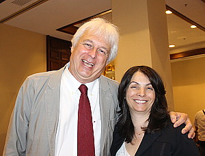 Claude Saint-Pierre, de Tours Chanteclerc, en compagnie de Farida Henni, de l'Office national du tourisme tunisien au Canada.