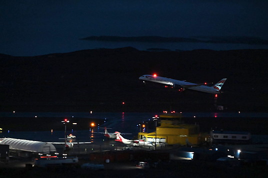 Un Boeing 787-10 Dreamliner de British Airways décolle d’Iqaluit vers 1h40 du matin vendredi. L’avion transportait l’équipage et les passagers ayant passé du temps à Iqaluit après que le BA53 de Londres à Seattle ait effectué un atterrissage d’urgence jeudi matin. (Photo de Mosha Folger)