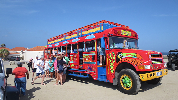 Le fameux party bus (nommé Kokoo Kukunuku) qui fait joyeusement et bruyamment le tour de l’île.