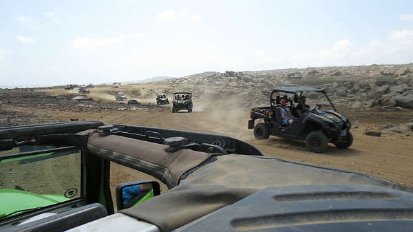 On peut louer des jeeps et d’autres véhicules tout-terrain pour explorer les côtes sauvages d’Aruba.