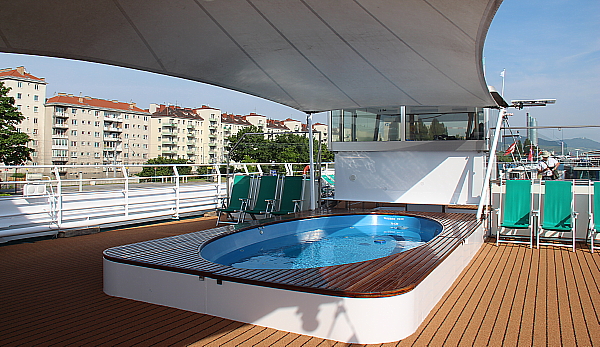 Lors des moments de navigation, on peut profiter des chaises longues ou de la petite piscine, située sur le pont supérieur