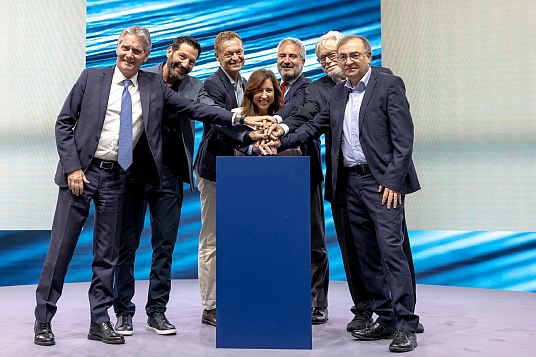 De gauche à droite : le président de Fincantieri Biagio Mazzotta, le PDG de Carnival Corporation Josh Weinstein, le directeur du chantier naval Monfalcone Cristiano Bazzara, la présidente de Carnival Cruise Line Christine Duffy, le PDG et directeur général de Fincantieri Pierroberto Folgiero, le président du conseil d’administration de Carnival Corporation Micky Arison, le directeur général de la division des navires marchands de Fincantieri Luigi Matarazzo.