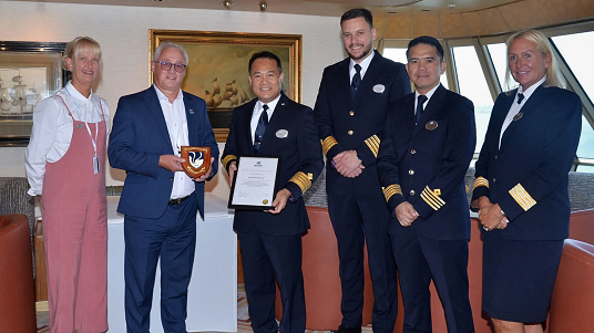 Sharon Coveney, directrice générale adjointe de MNWB ; Stuart Rivers, PDG de MNWB ; le capitaine Rommel Pineda ; Nikola Đurđić, capitaine d’état-major ; Alinson Anunciado, responsable de la sécurité ; et Lyndsey Milne, directrice de l’hôtel, à bord du Fred. Borealis de Olsen Cruise Lines.