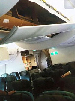 Un passager arrache par mégarde un panneau de l'avion  Un passager arrache par mégarde un panneau de l'avion