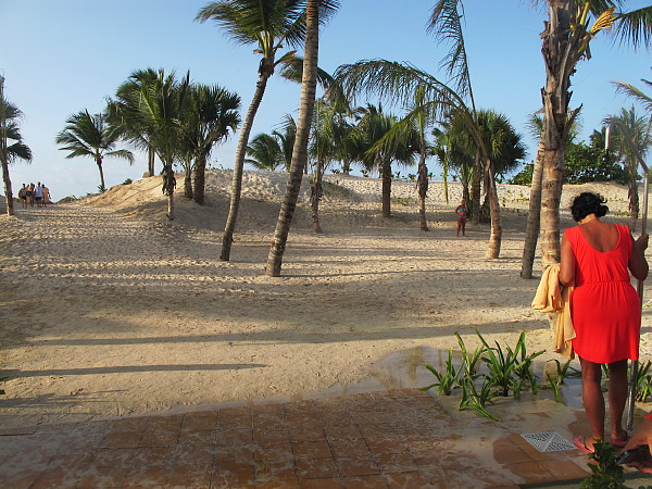 Il faut franchir la dune pour accéder à la plage principale.