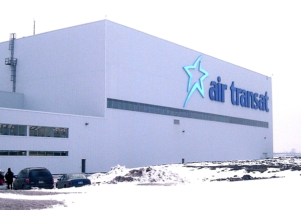 Le hangar , jouxtant les pistes de l'aéroport Montréal Trudeau Le hangar , jouxtant les pistes de l'aéroport Montréal Trudeau