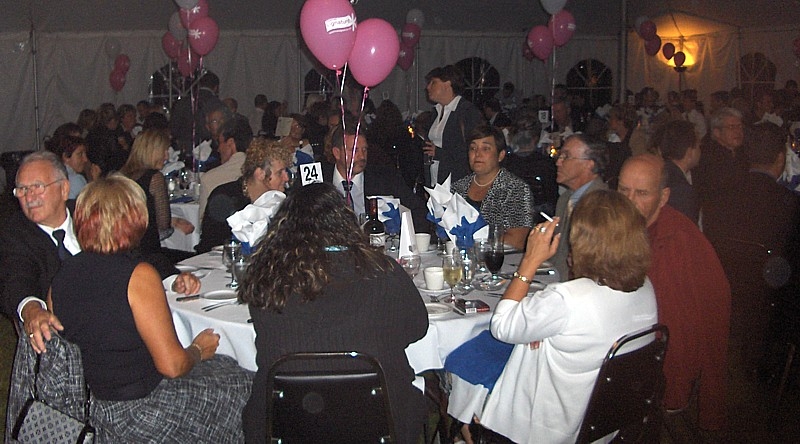 tente tablée.JPG tente tablée.JPG