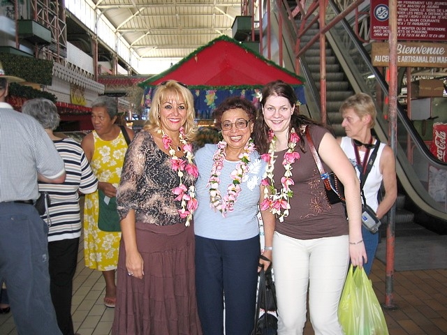 Evelyn Cassis - Mireille Shalaby de Sunrise Travel a Mississauga et Julie Leclerc de Voyages Cassis - au marche a Papeete